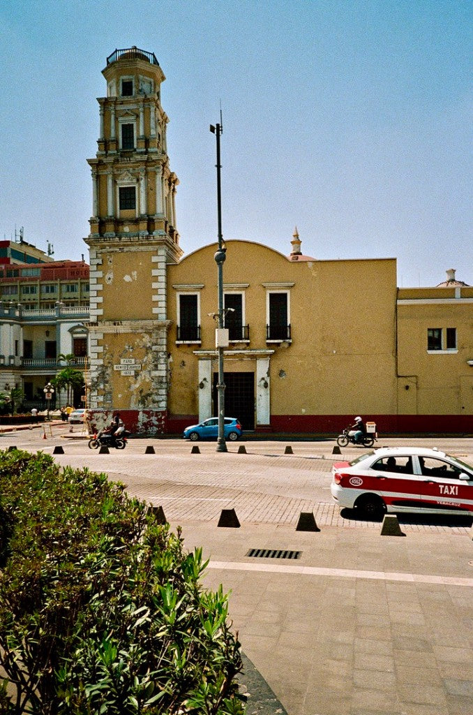 Flic Film Aurora Color 800 + Olympus XA4 + Faro Benito Juarez 1872 tower with Veracruz taxi and motorcycles