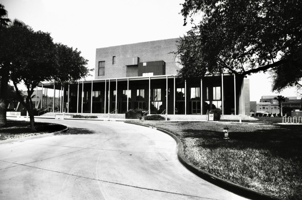 King Films Mist 7 + 35mm + UTRGV Campus, Edinburg, Texas + Colonnade building with curved driveway (Performing Arts-style)