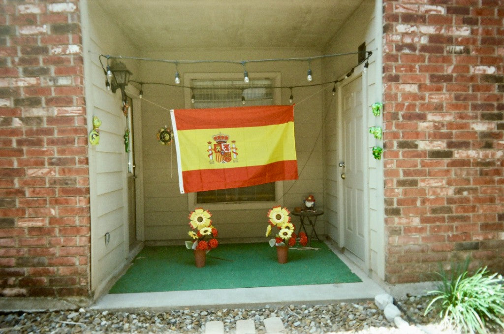 Sample photo taken with Kodak EC35 on Candido 400 film — Spanish flag entryway