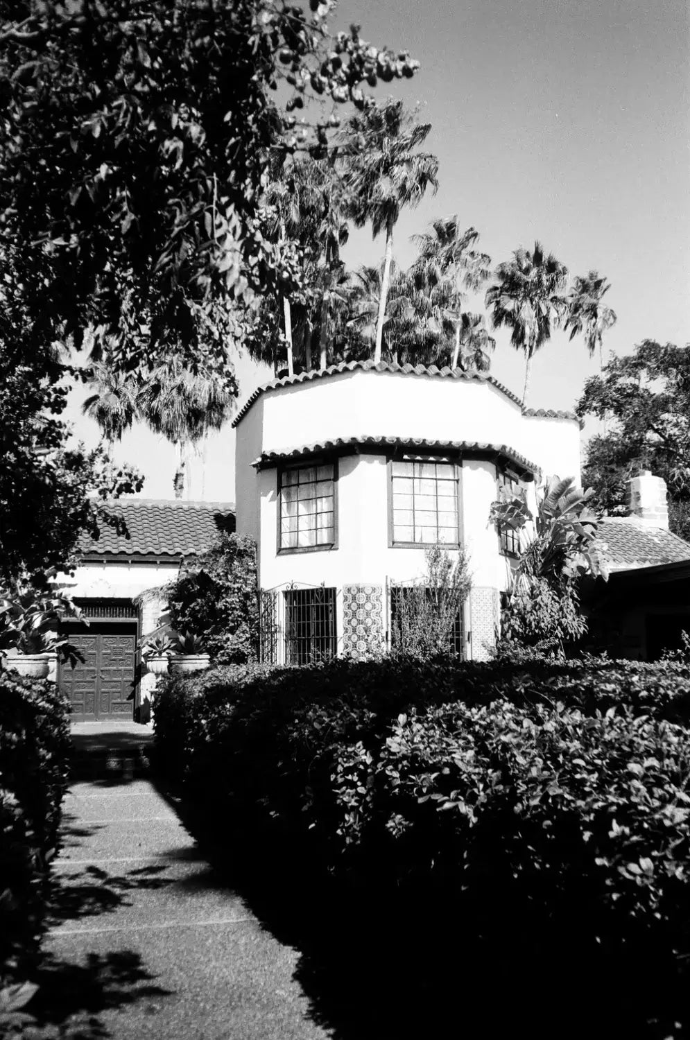 White stucco house shot on Catlabs X Film with Kodak Tri-X 400